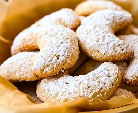 Almond Crescent Cookies 4 Almond Crescent Cookies